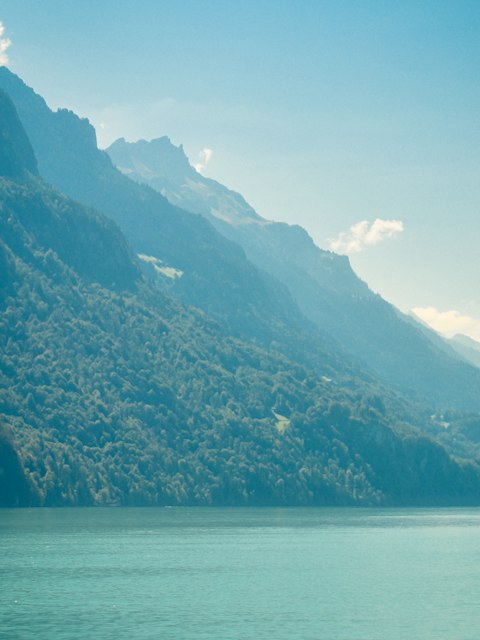 Lago entre montanhas nos Alpes suíços