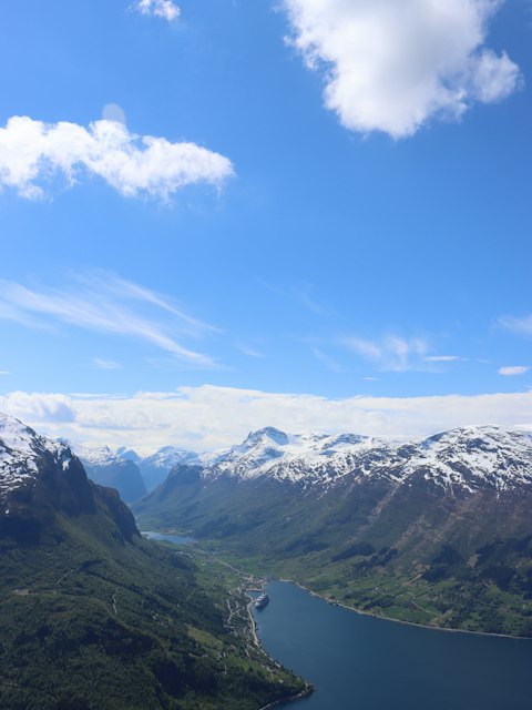 Fiorde entre montanhas nevadas, na Noruega