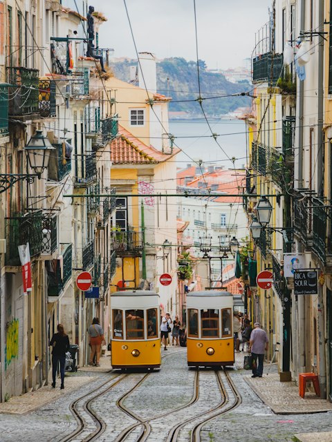 Bondes amarelos numa ladeira de Lisboa