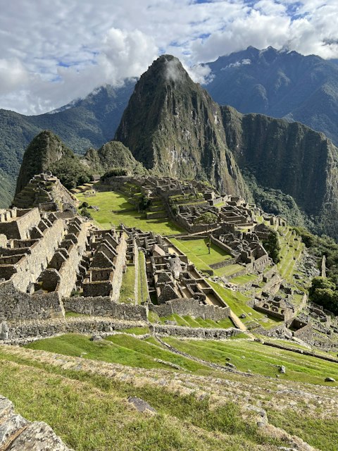 Ruínas de Machu Picchu entre as montanhas, no Peru