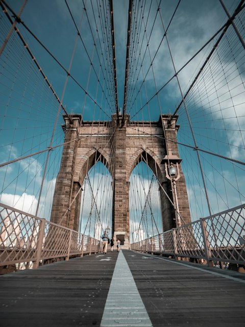 Passarela da Ponte do Brooklyn sob o céu azul, em Nova York