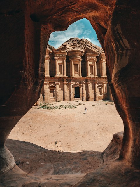O Monastério de Petra visto de dentro de uma gruta, na Jordânia