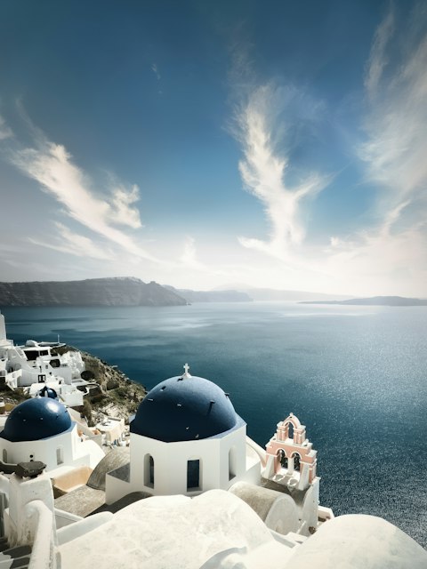 Cúpulas azuis de Santorini sobre o mar, na Grécia